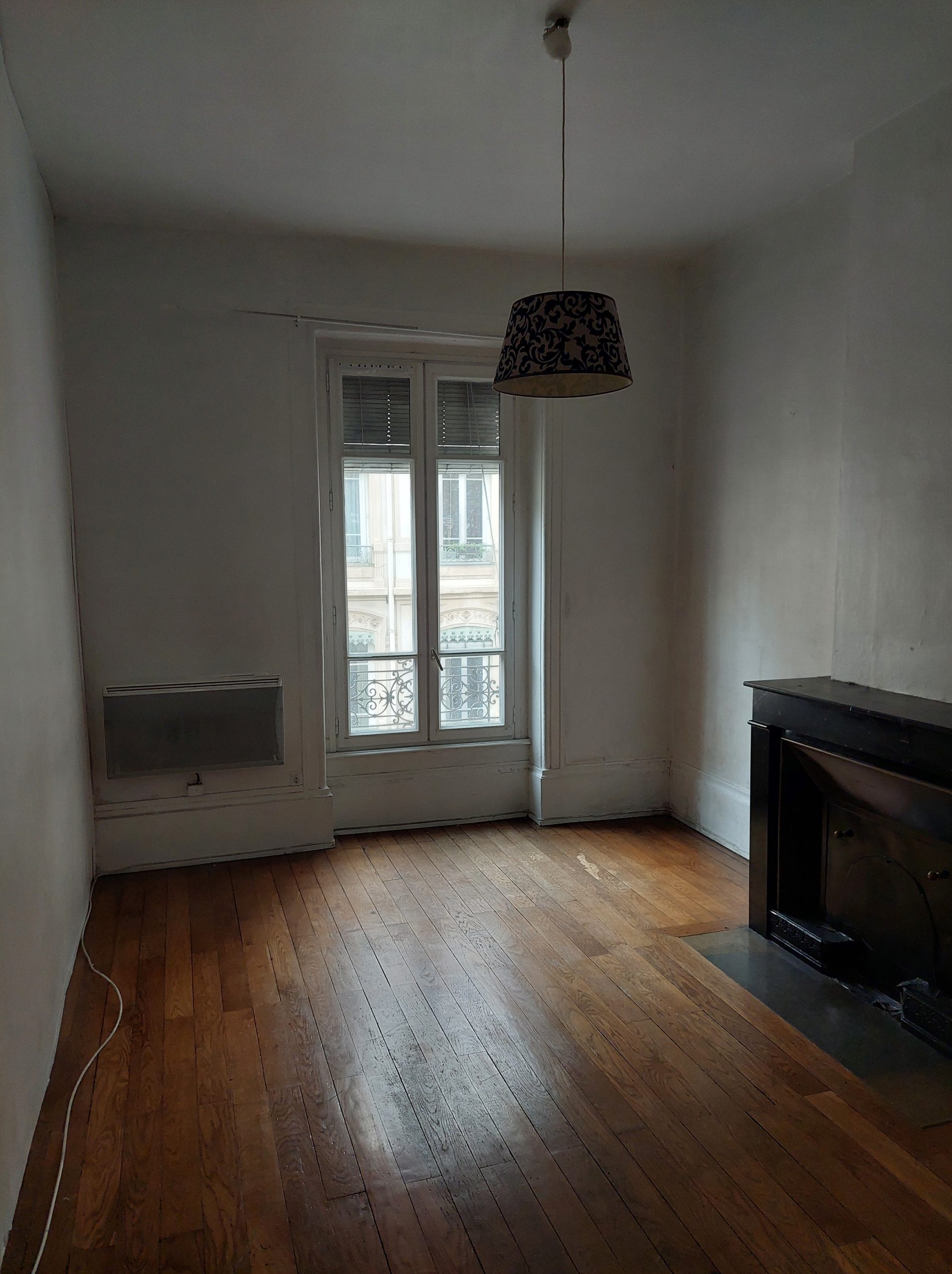 Appartement à Lyon avant rénovation, resté totalement dans son jus avec matériaux anciens et agencement daté.