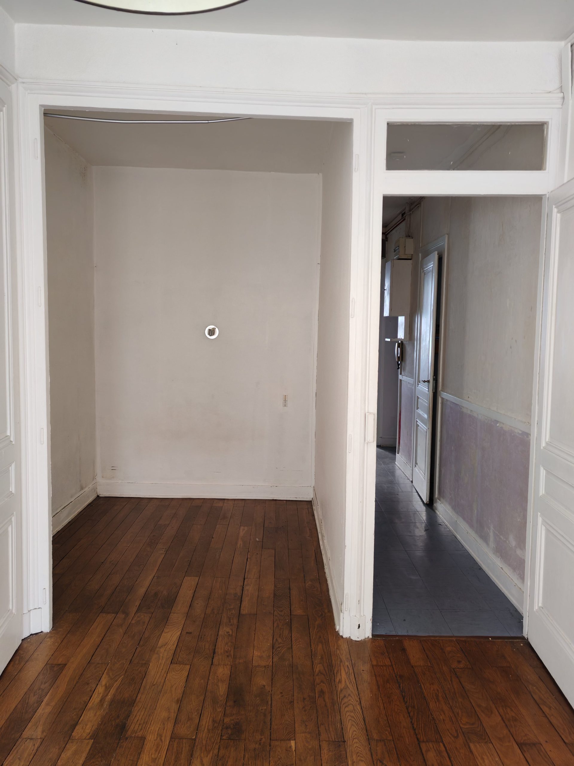 Chambre avant rénovation, souffrant de mauvaise isolation et d’anciennes fenêtres provoquant des déperditions.