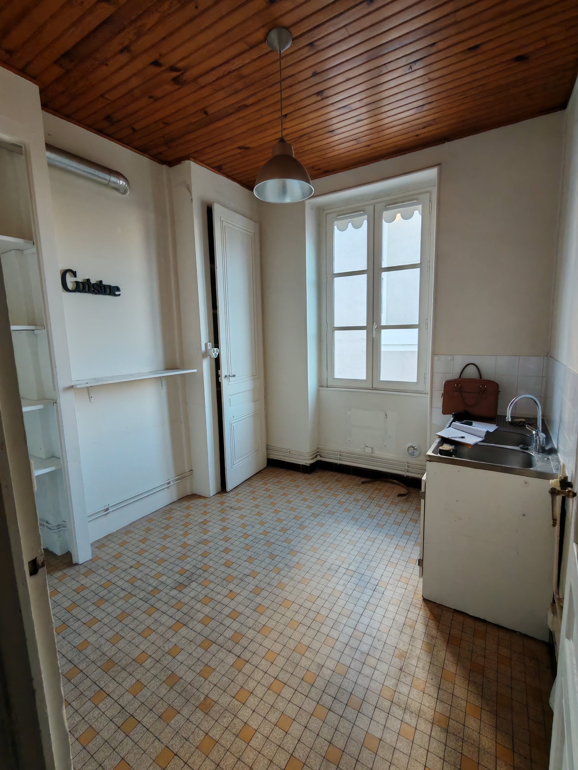 Cuisine d’origine avant rénovation, espace peu optimisé et sans véritable coin repas dans un appartement lyonnais.