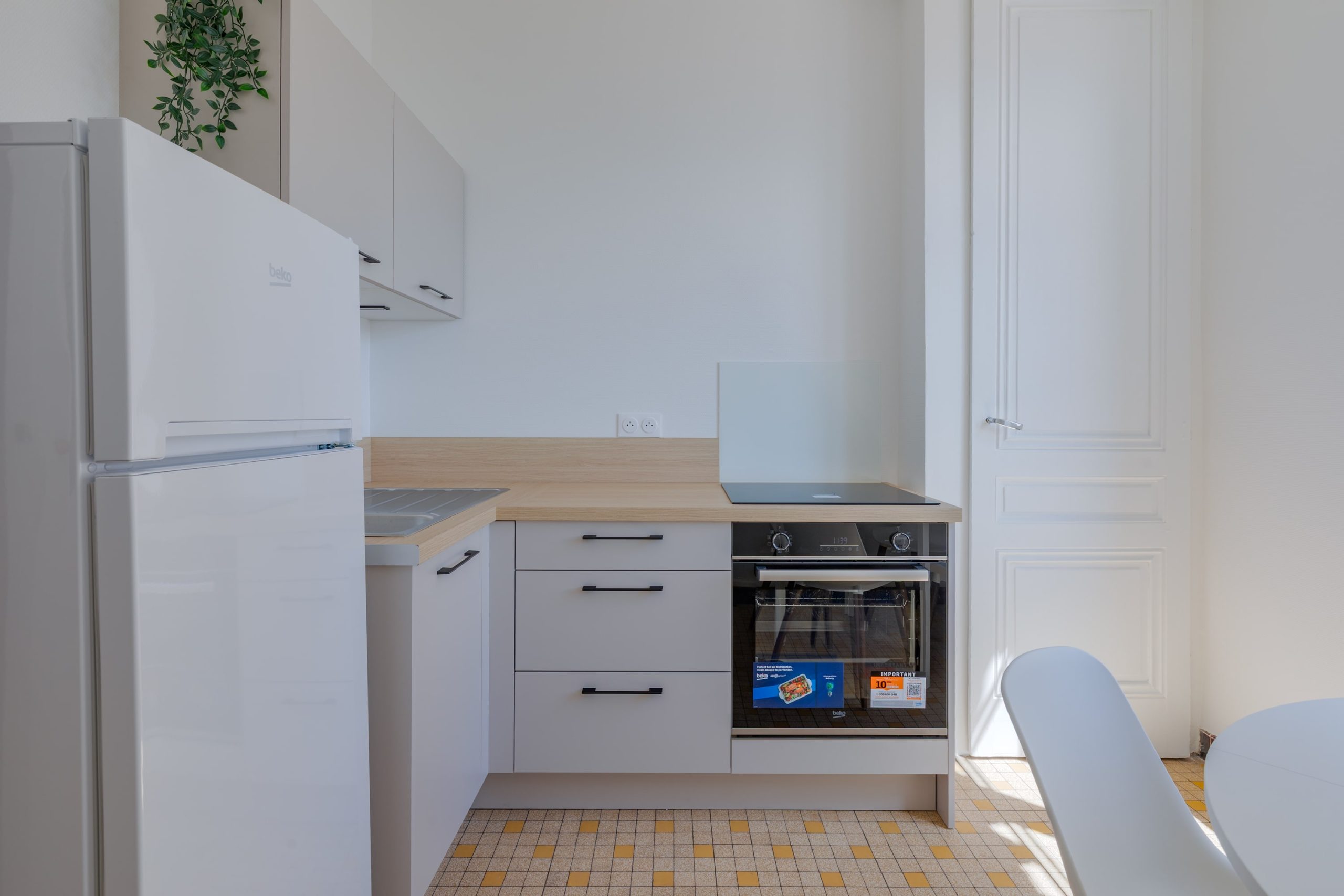 Cuisine modernisée, plus agréable et lumineuse, profitant d’un agencement optimisé dans un appartement lyonnais.