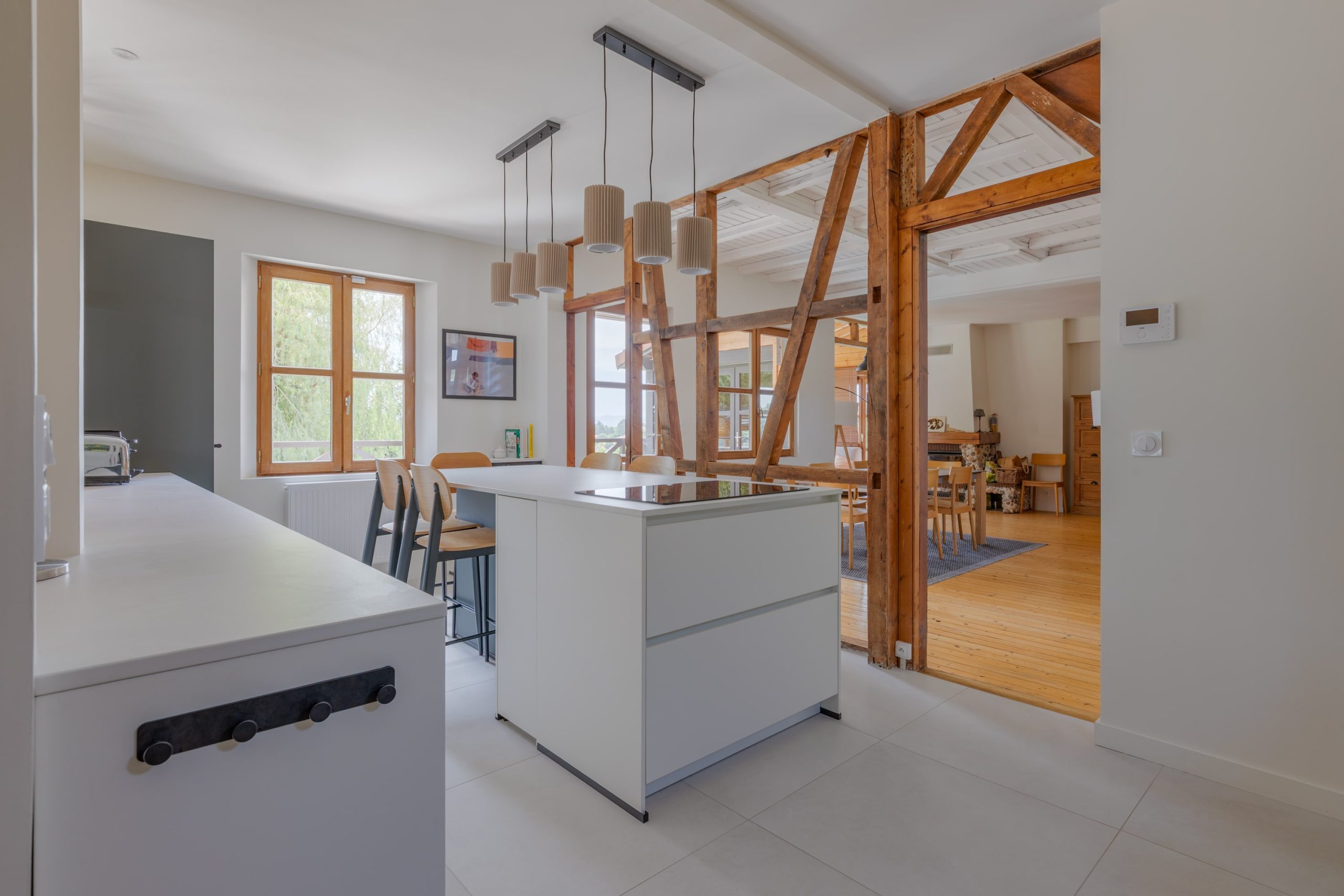 Nouveau mobilier de cuisine sur mesure avec rangements optimisés, rénovation d’un chalet à Saint-Cyr-au-Mont-d’Or.