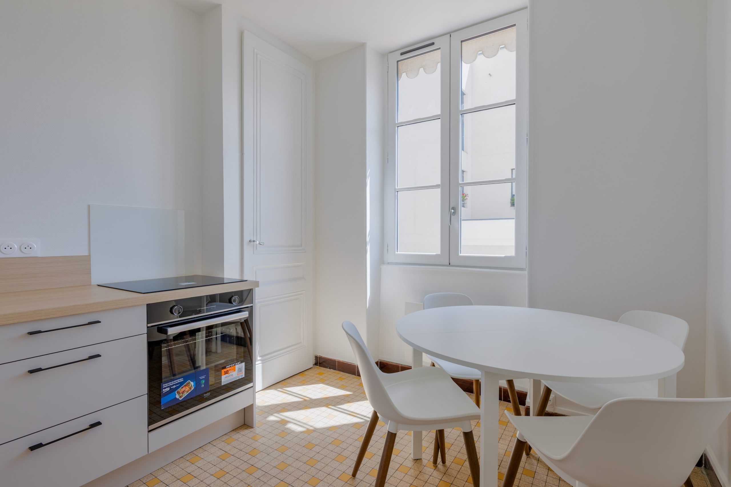 Nouvelles menuiseries extérieures offrant une isolation performante après rénovation totale de l’appartement à Lyon.