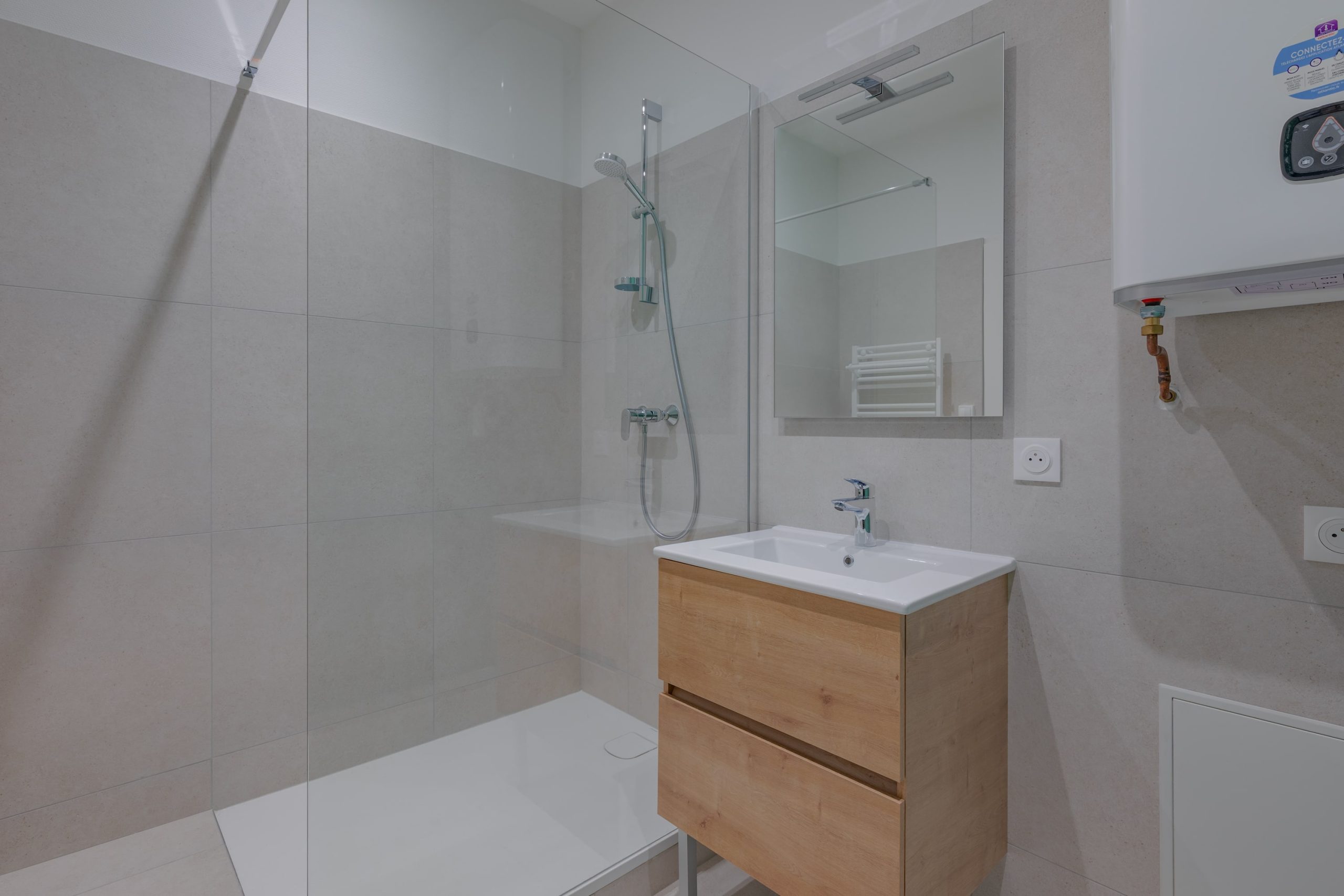 Salle de bain rénovée avec ventilation intégrée en faux plafond, apportant confort et modernité à l’appartement.