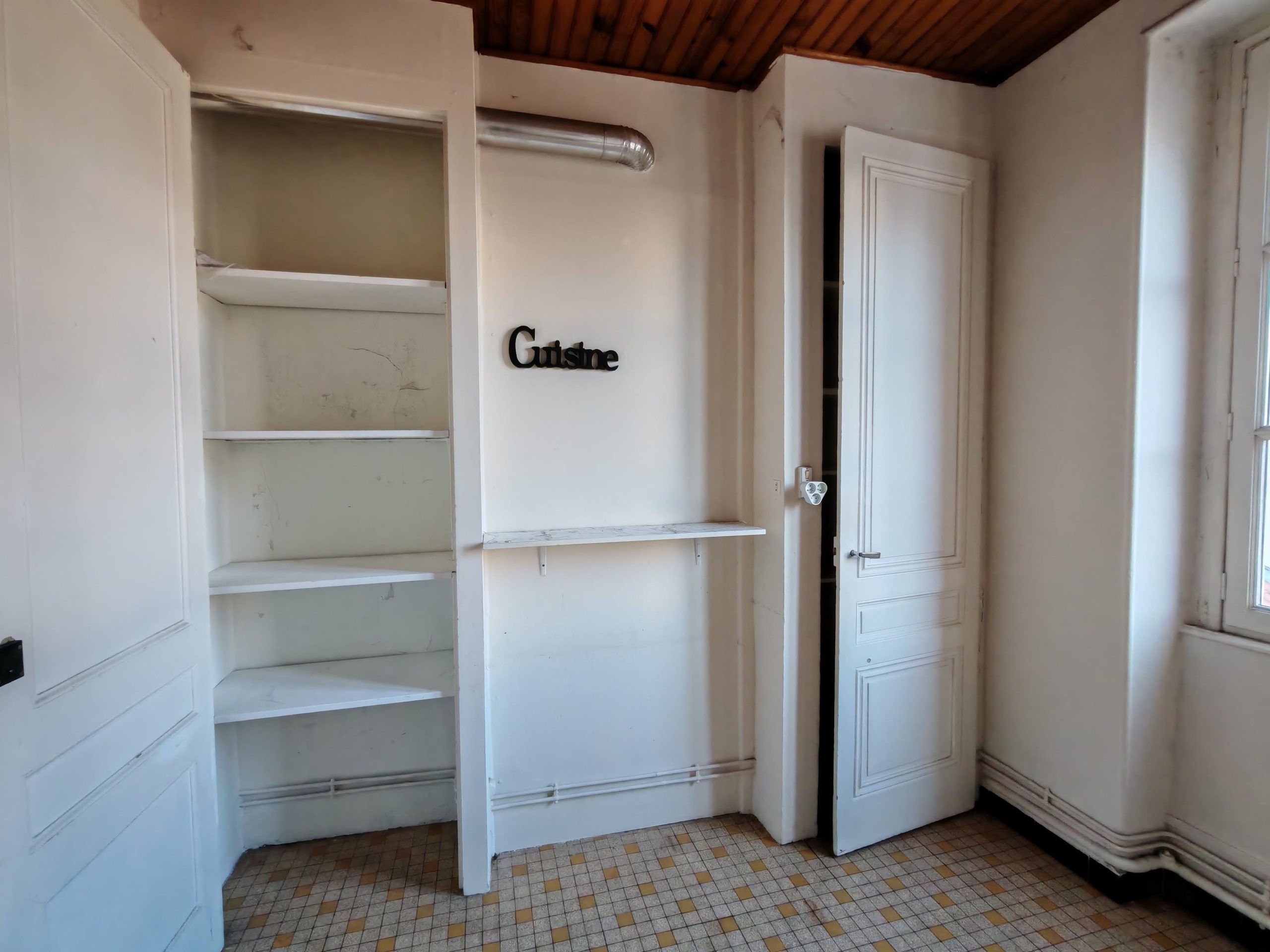 Salle de repas d’origine avant rénovation, espace manquant dans un appartement lyonnais.