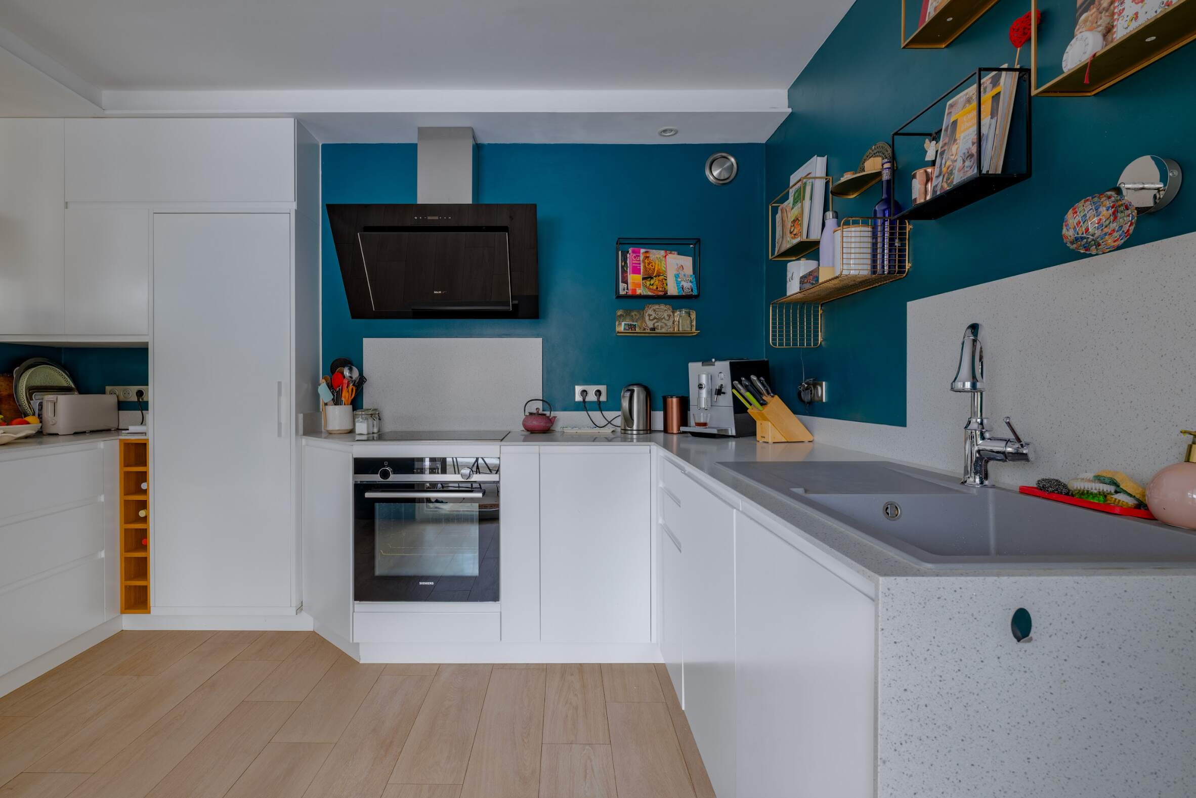 Appartement entièrement rénové à Tassin, couleurs affirmées et lumière naturelle révélée par un nouvel agencement.