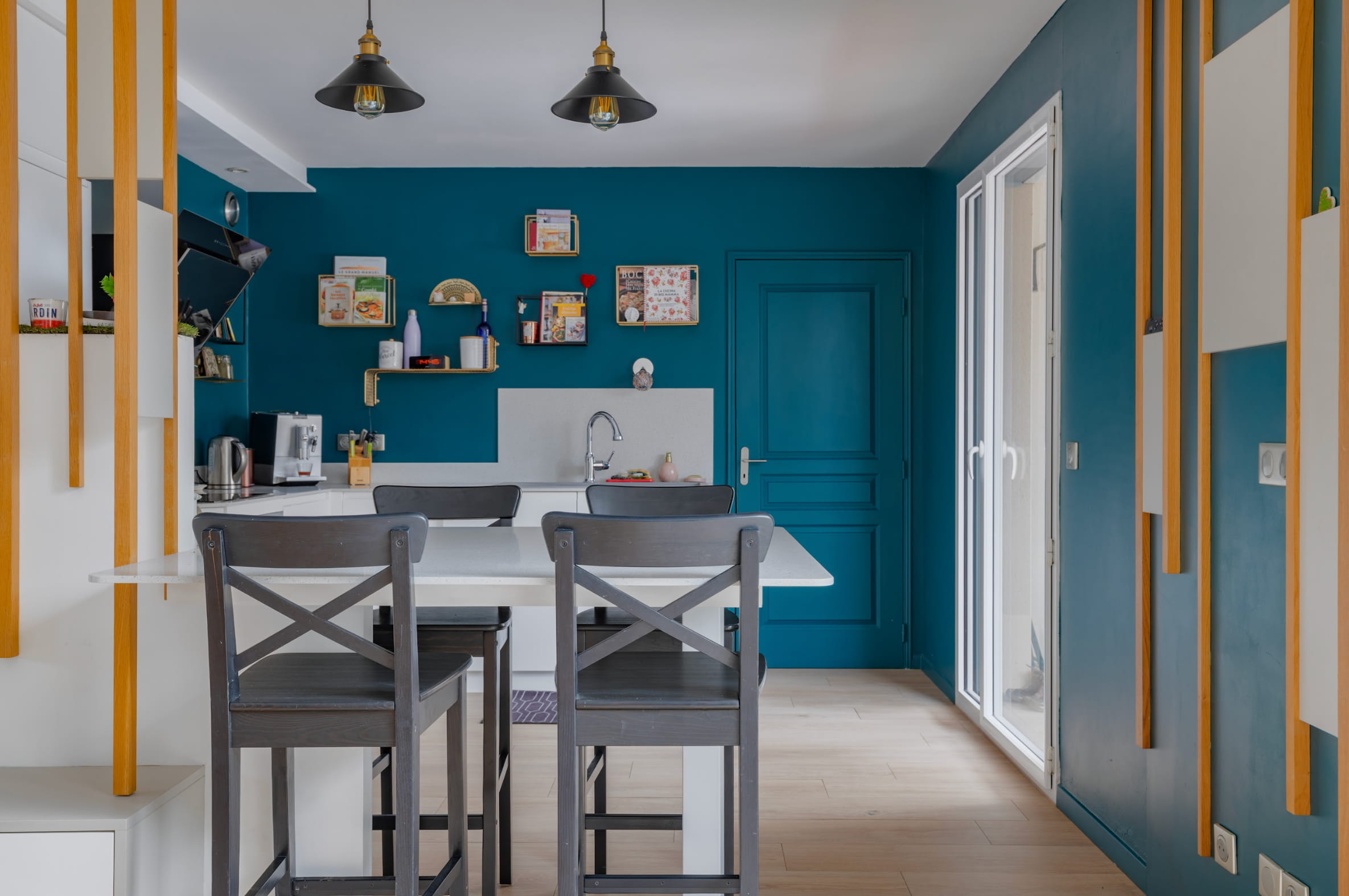 Pièce de vie structurée par une teinte sombre, révélant la lumière et donnant du caractère à l’espace à Tassin.