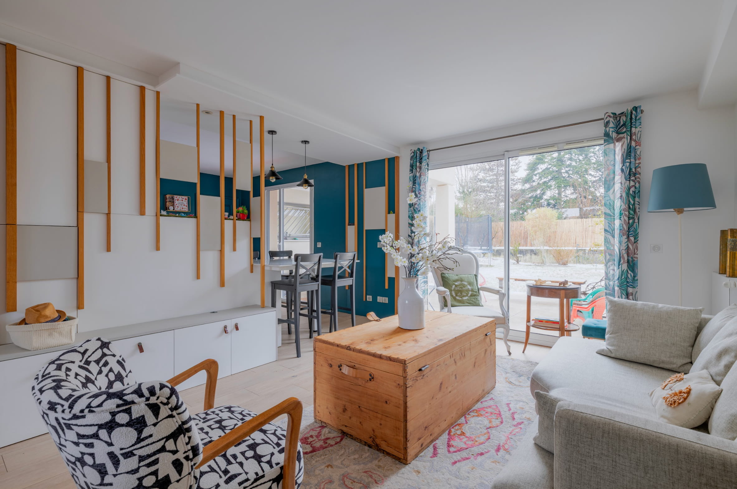 Séjour rénové avec travail sur les volumes, les axes de vue et les contrastes de couleurs à Tassin.