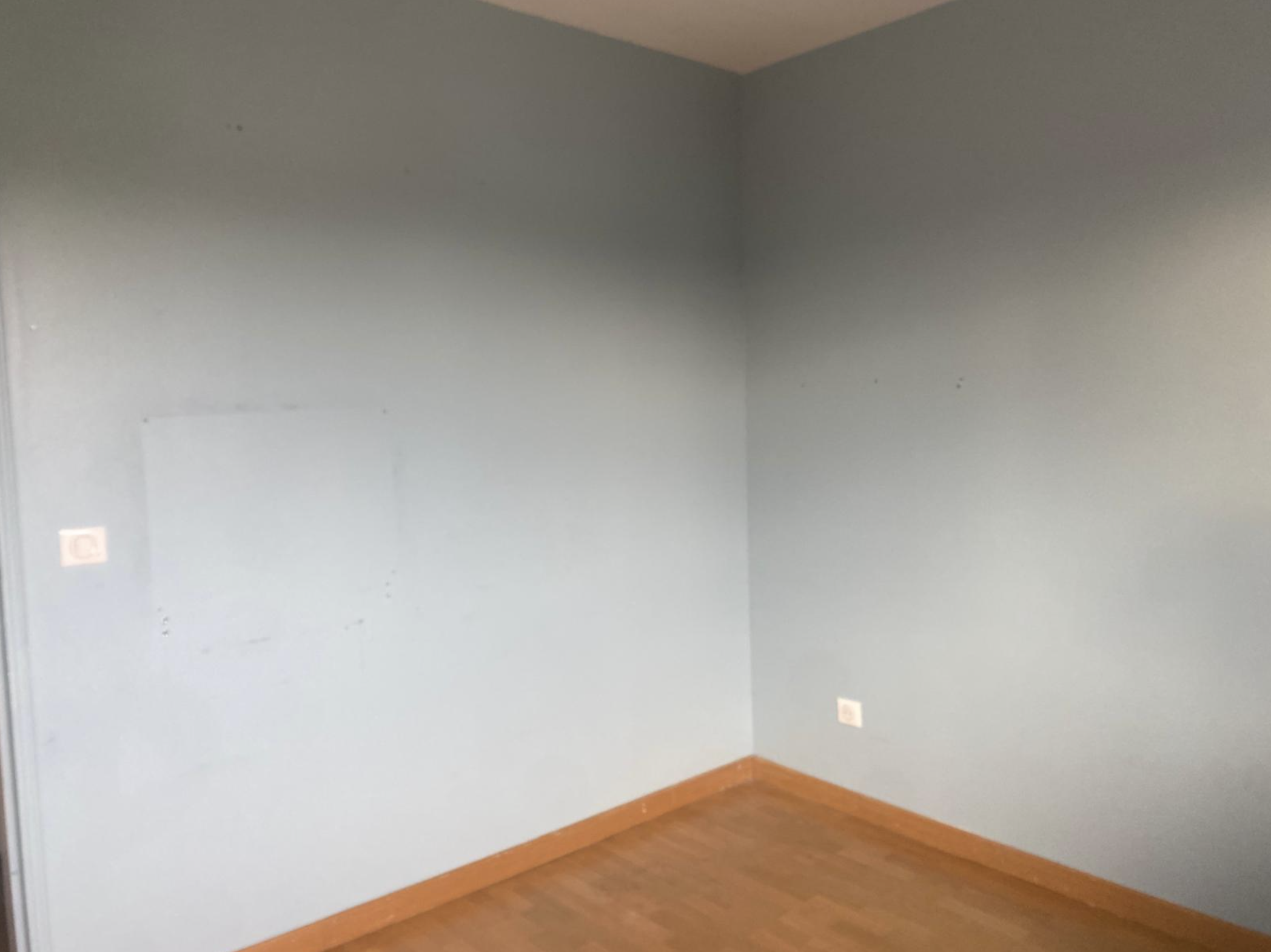 Cuisine entièrement blanche avant rénovation, espace lumineux mais sans relief ni personnalité à Tassin.