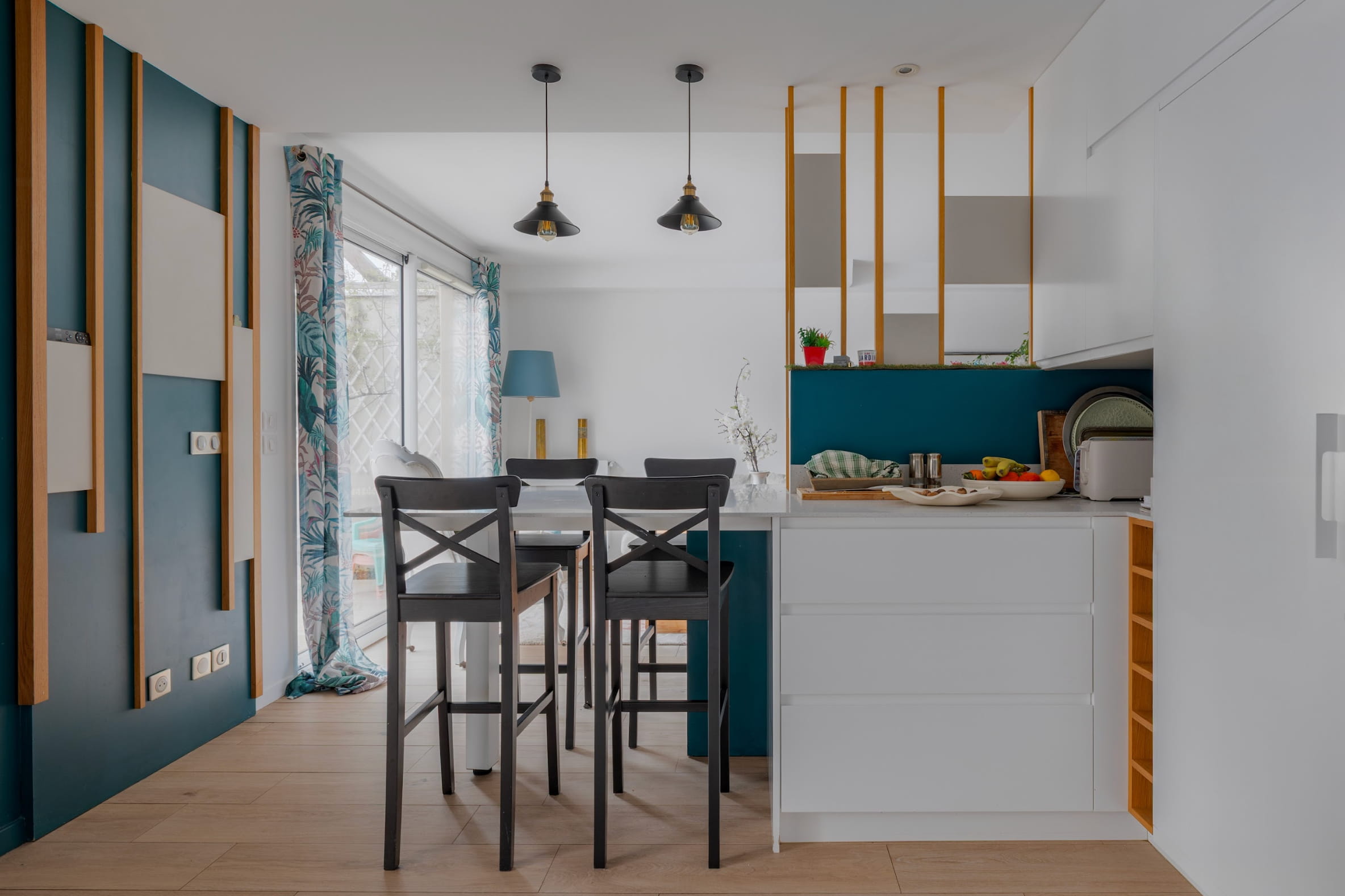 Cuisine rénovée avec un bleu profond et lumineux, apportant relief et personnalité sans assombrir l’espace à Tassin.