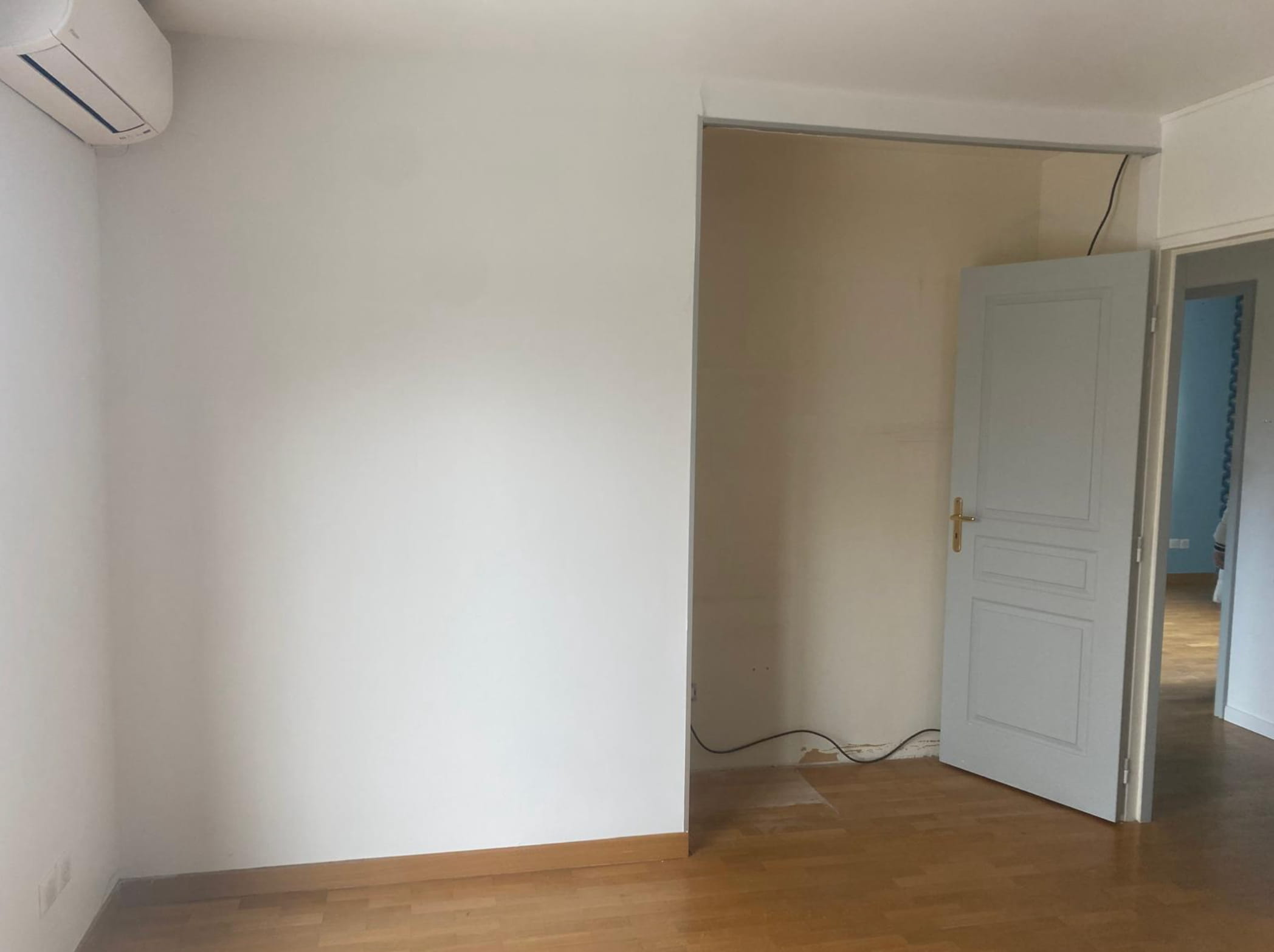 Espaces de circulation avant rénovation, axes de vue peu travaillés dans un appartement lumineux à Tassin.