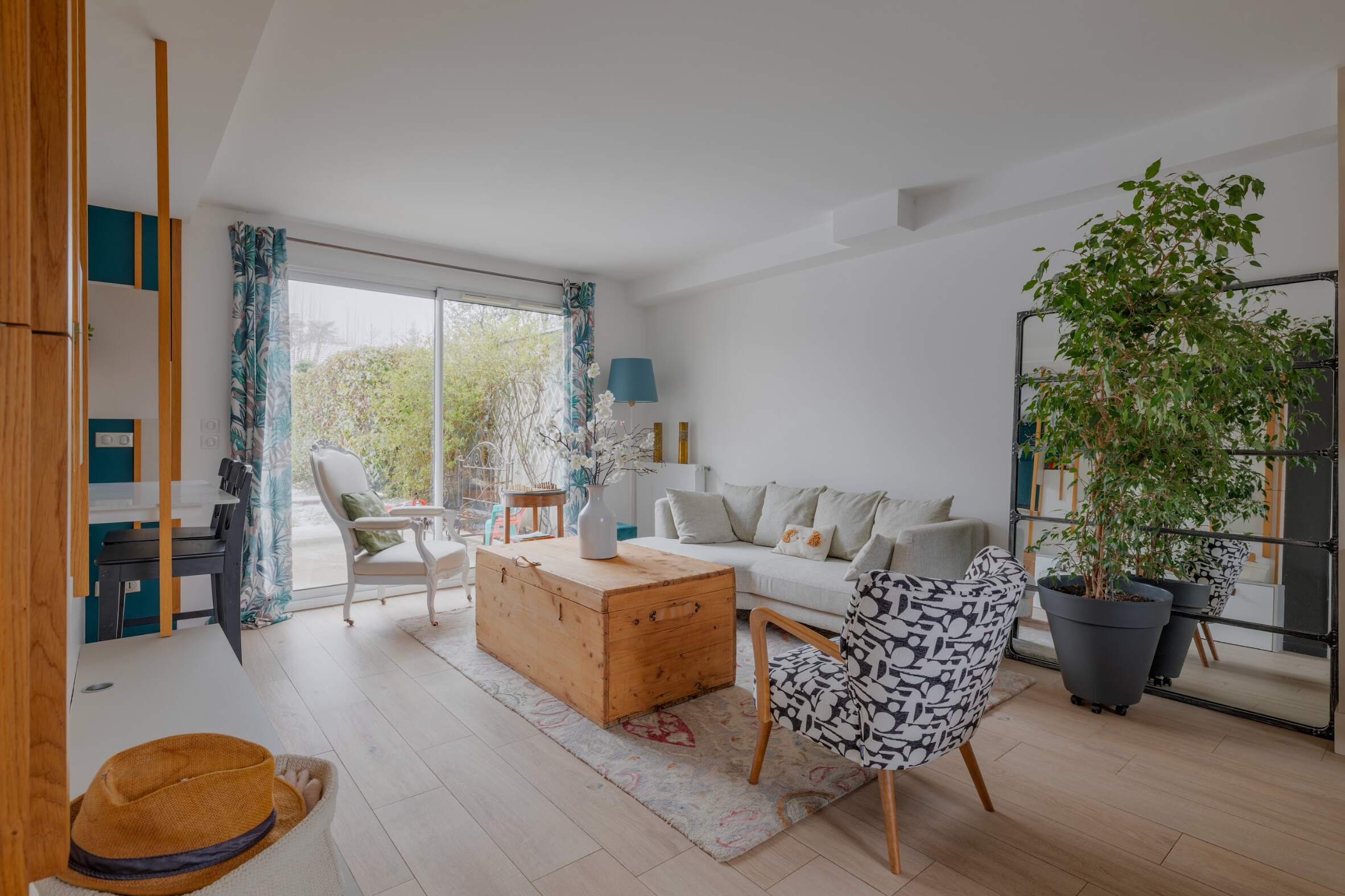 Cuisine colorée et lumineuse après rénovation, équilibre entre teintes fortes et clarté naturelle à Tassin.