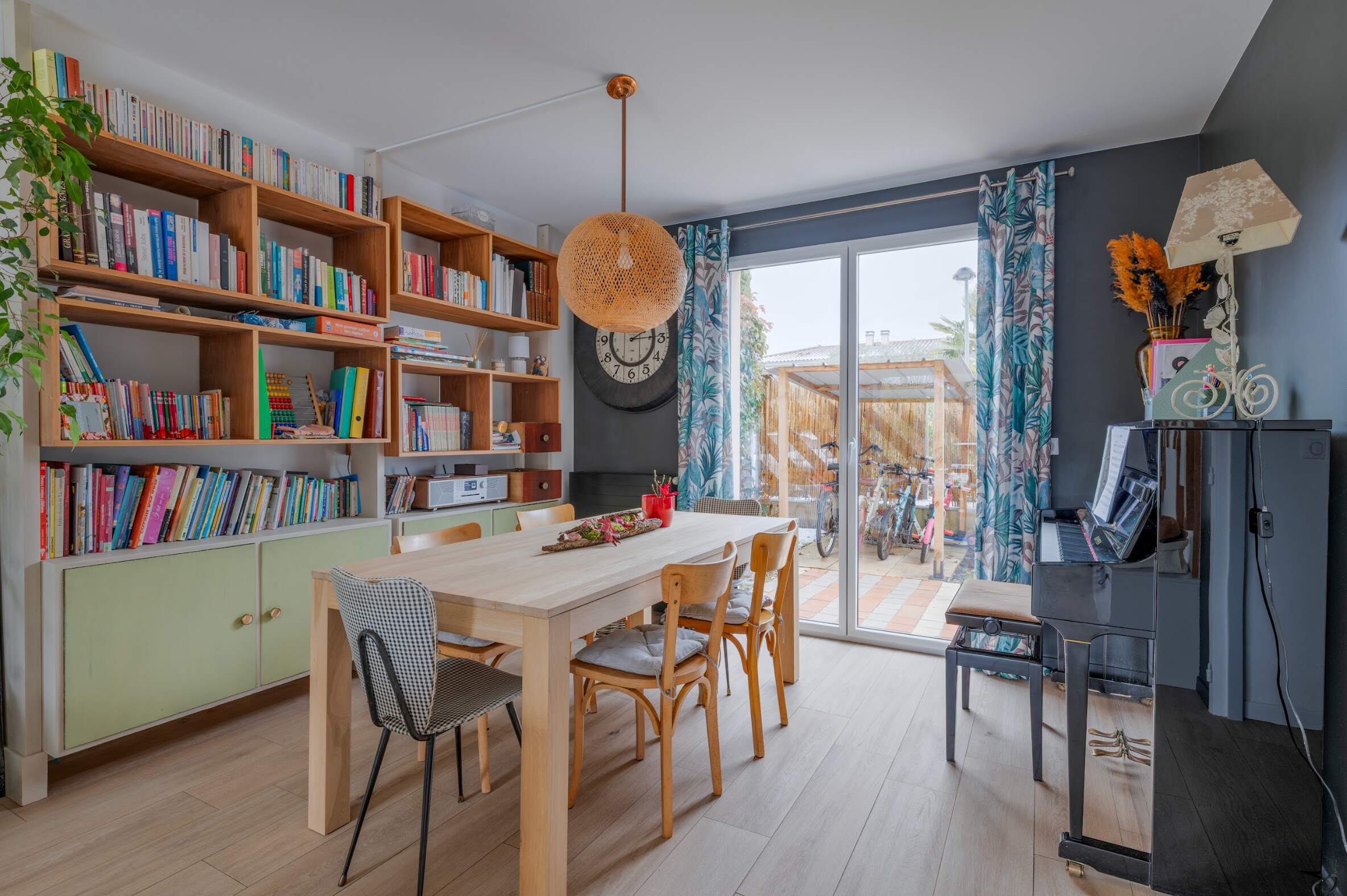 Espace de vie rénové avec lecture des volumes et murs colorés pour structurer sans alourdir la lumière.